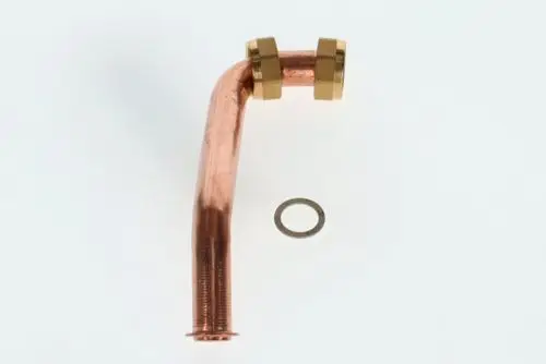 Kupferrohr mit einem rechten Winkel und zwei Messingverschraubungen. Ein Ring liegt daneben. Teile sind markiert mit der Bosch-Qualität.